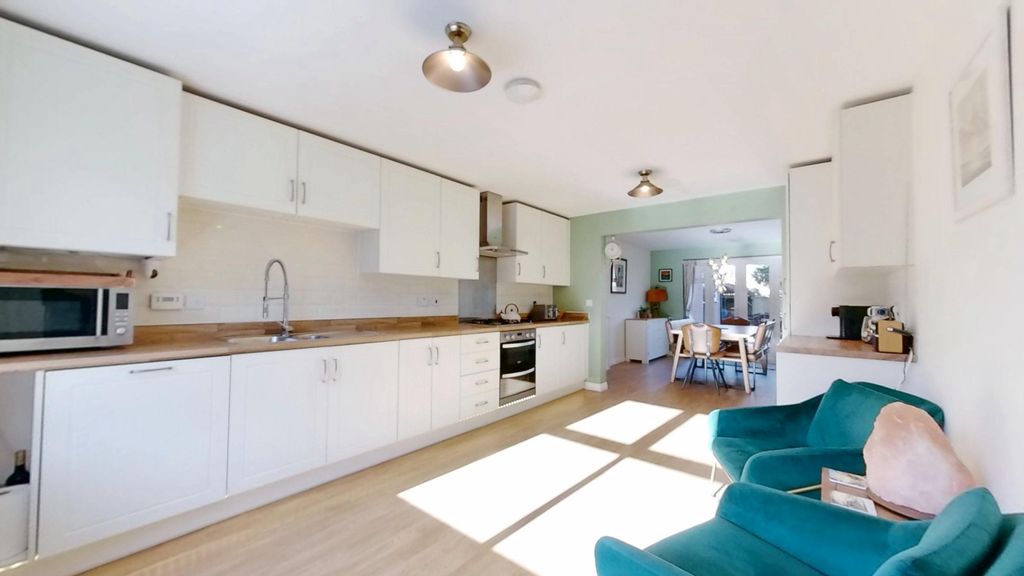 Property photo 2 of 18 Kitchen