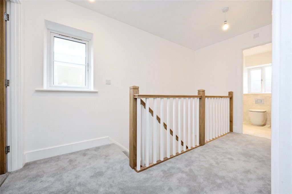 Property photo 2 of 9 Landing