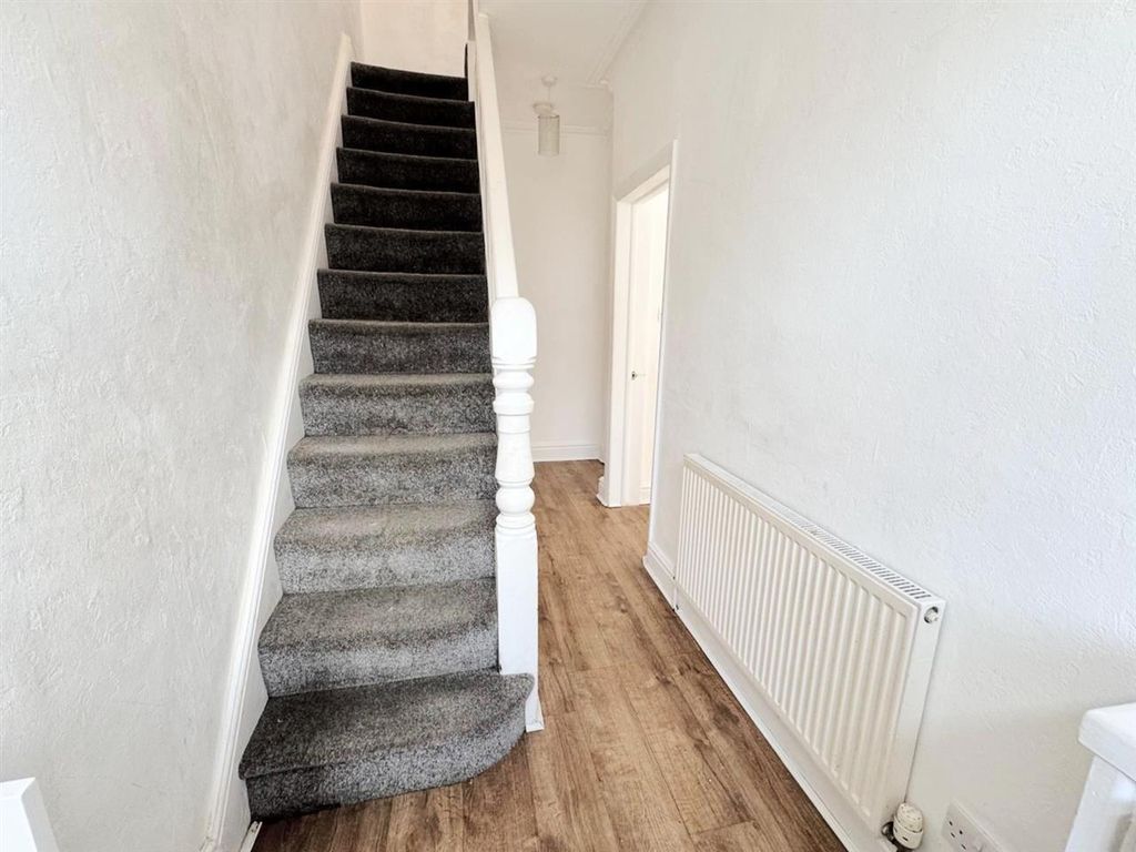 Property photo 2 of 10 Entrance Hall