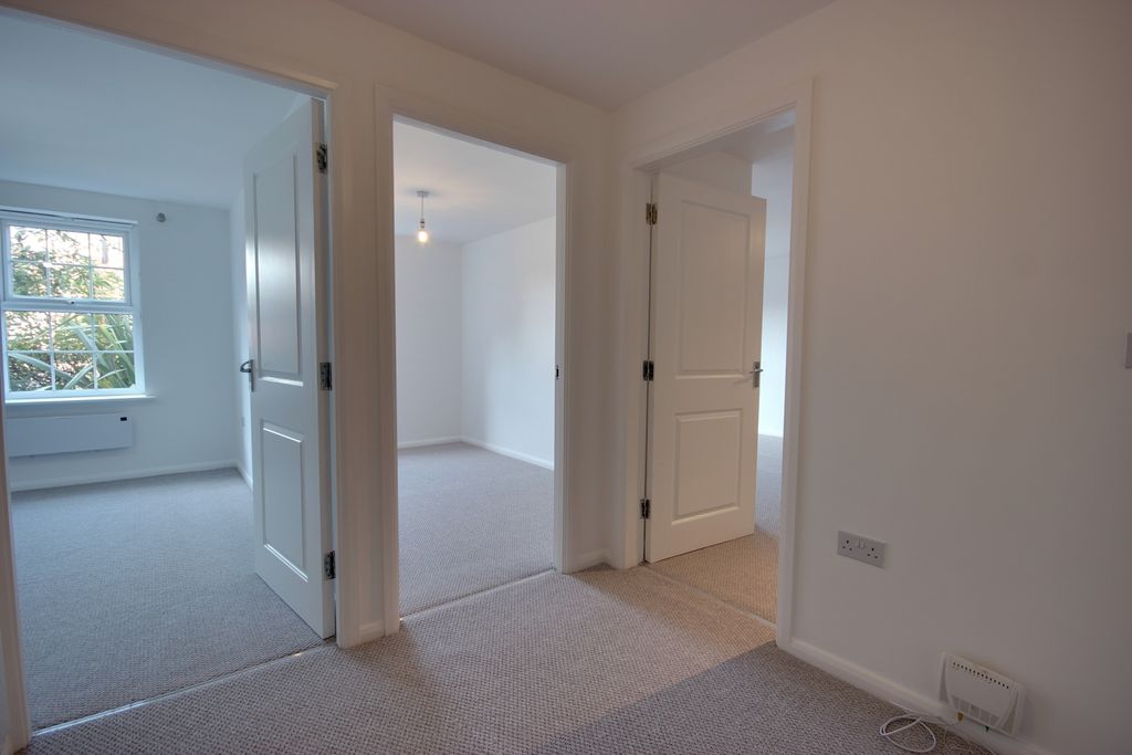 Property photo 2 of 9 1 Entrace Hall A