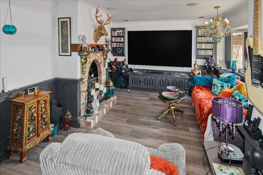 Property photo 2 of 30 Lounge