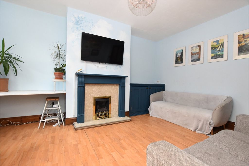 Property photo 2 of 18 Picture No. 12