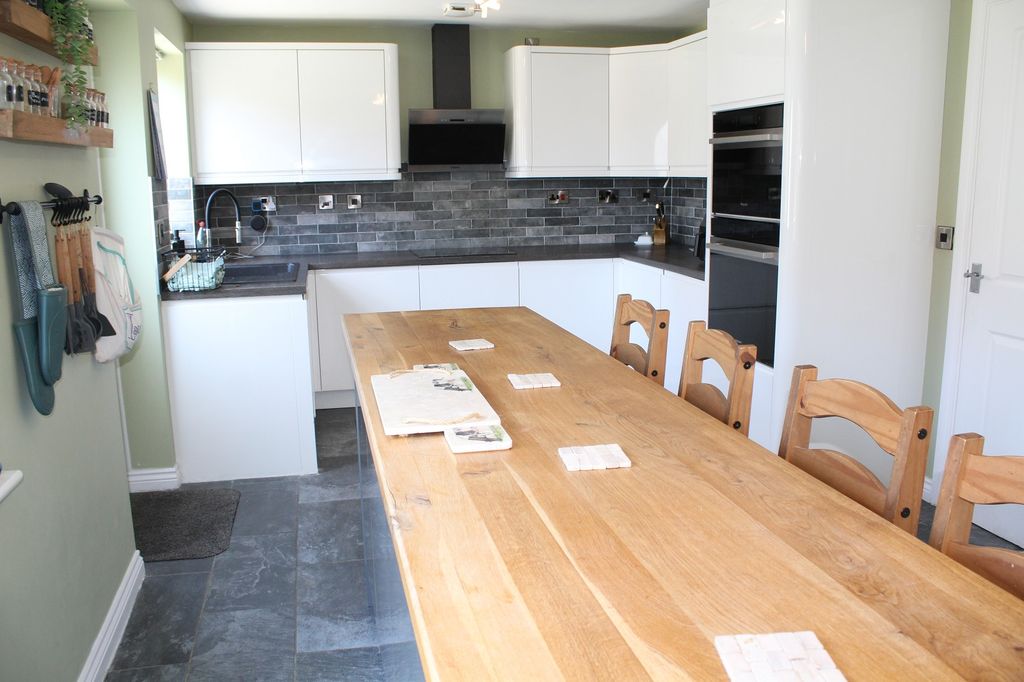 Property photo 2 of 21 Fitted  Dining Kitchen