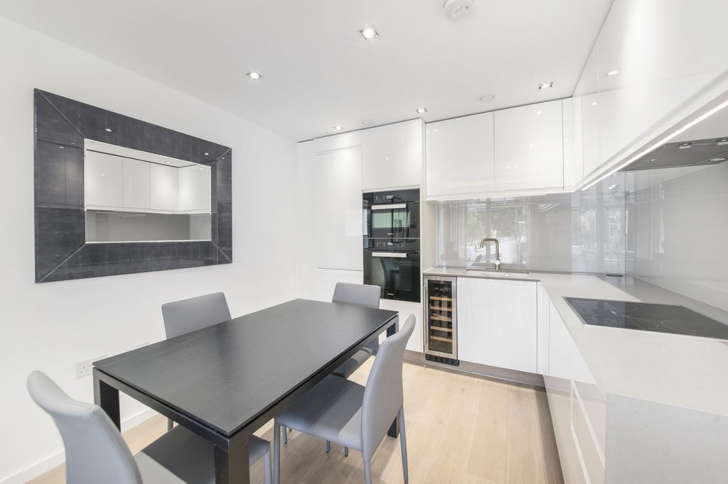 Property photo 3 of 11 Kitchen