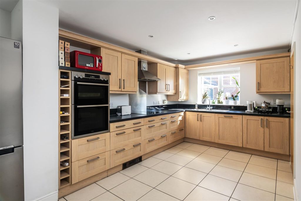 Property photo 3 of 32 2 Hamilton Close Internals More26.Jpg