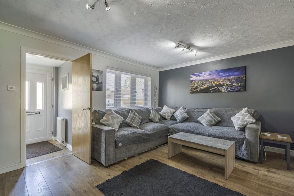 Property photo 3 of 19 Lounge 2