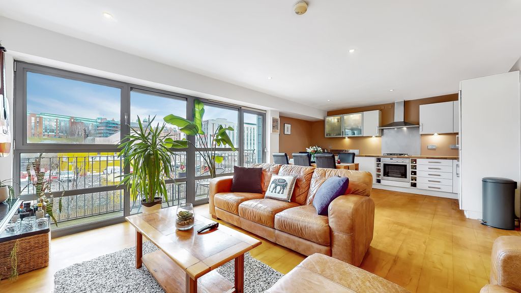 Property photo 2 of 25 16-Print-161 High Street Flat 2.9_5