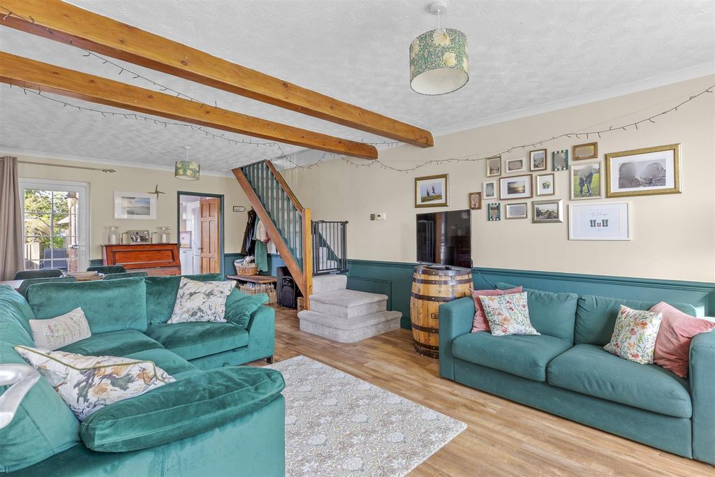 Property photo 3 of 15 66 Totteridge Avenue, Hp13 6Xj-5.Jpg
