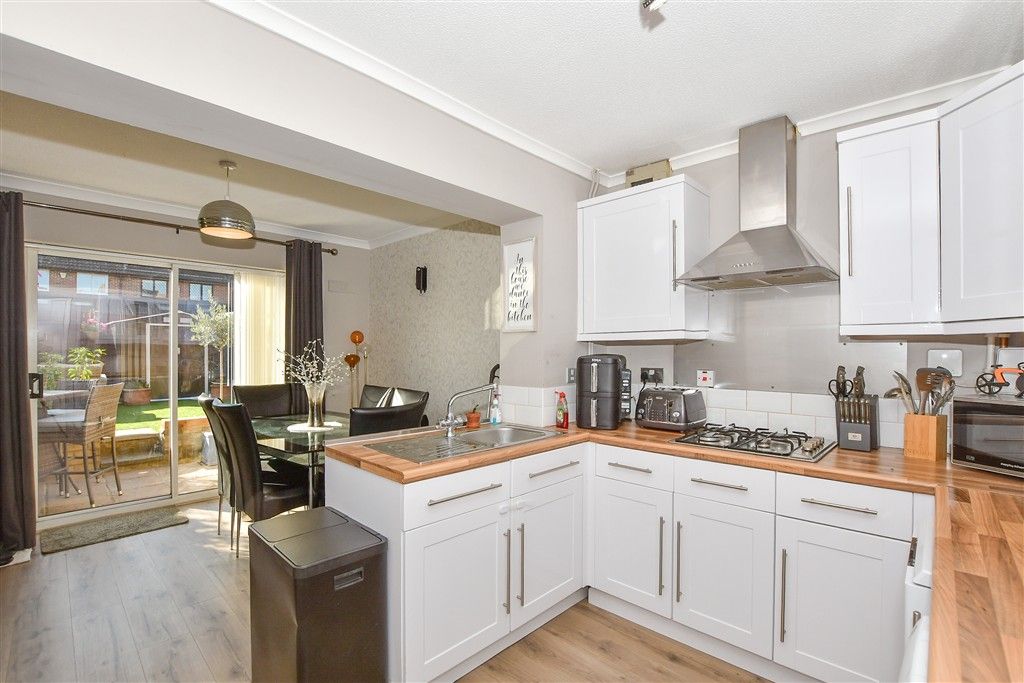 Property photo 3 of 11 Kitchen