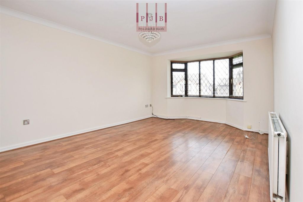 Property photo 2 of 18 Lounge.Jpg