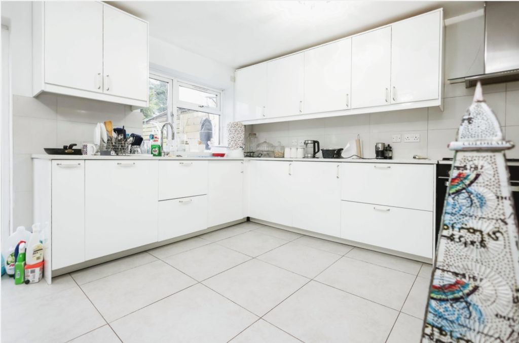 Property photo 3 of 11 3 Kitchen