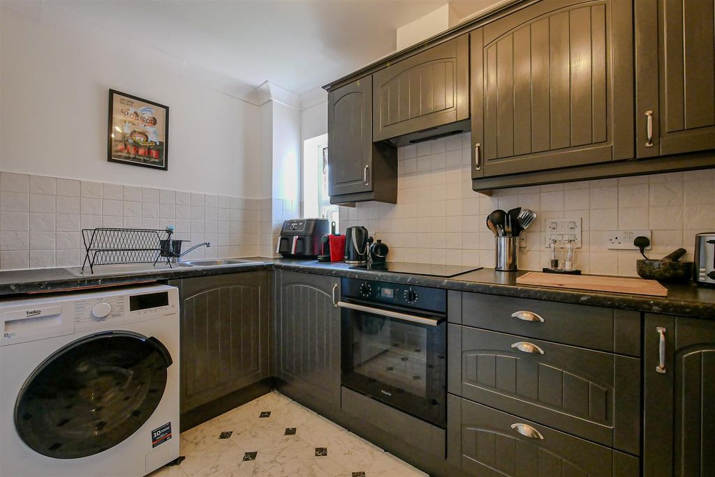 Property photo 3 of 11 Kitchen