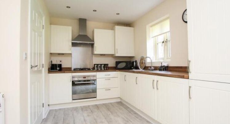 Property photo 3 of 12 Kitchen