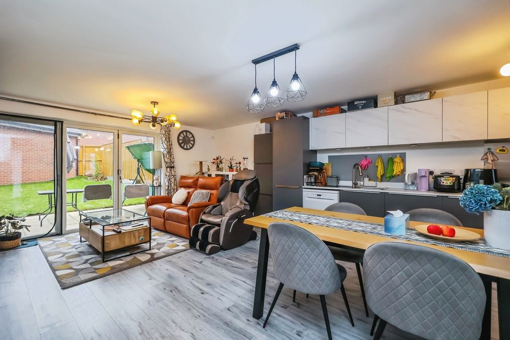 Property photo 2 of 17 Photo