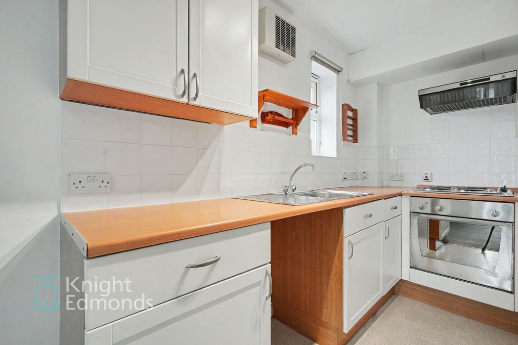Property photo 2 of 8 Kitchen