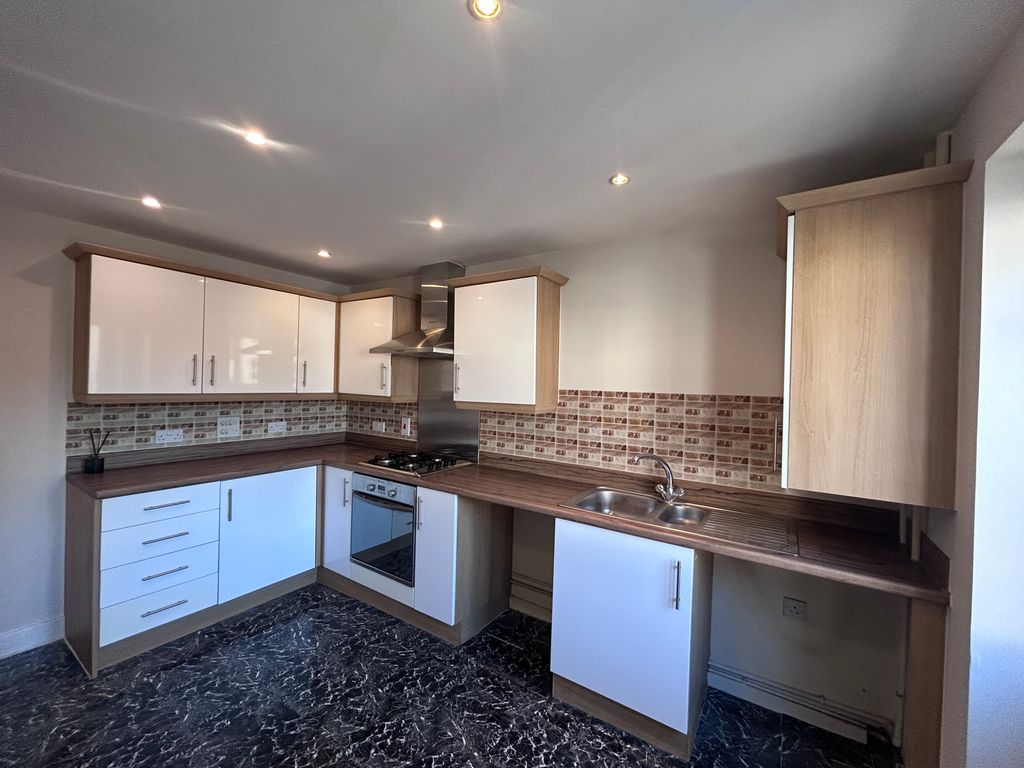 Property photo 3 of 8 Kitchen