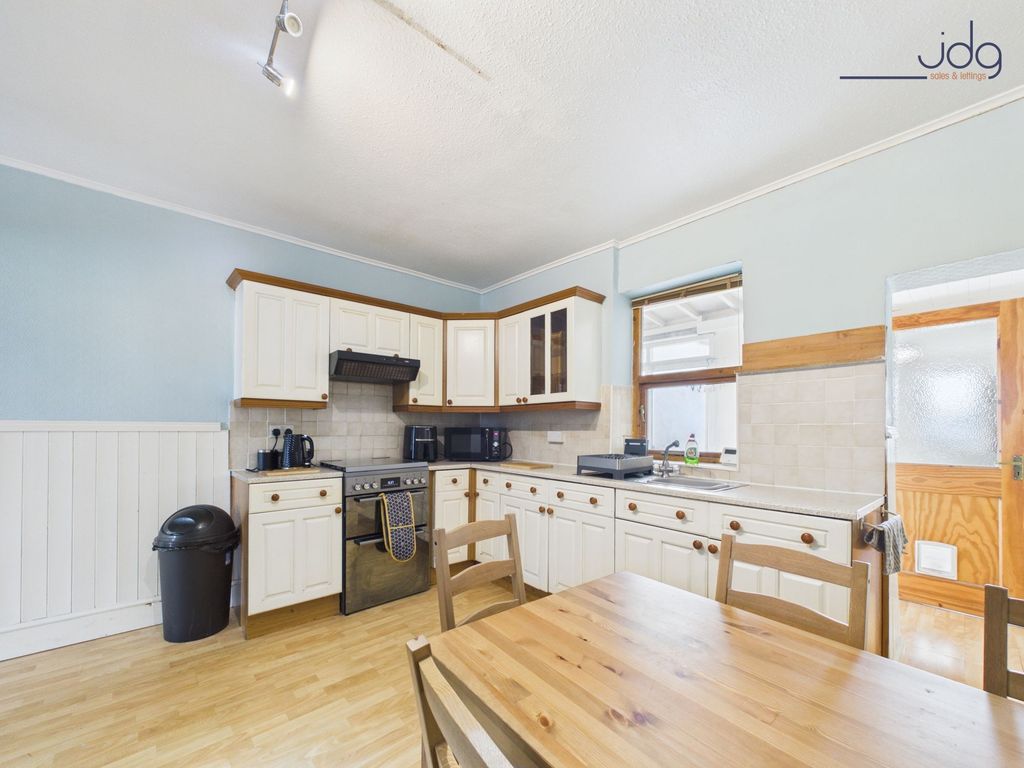 Property photo 3 of 8 Kitchen