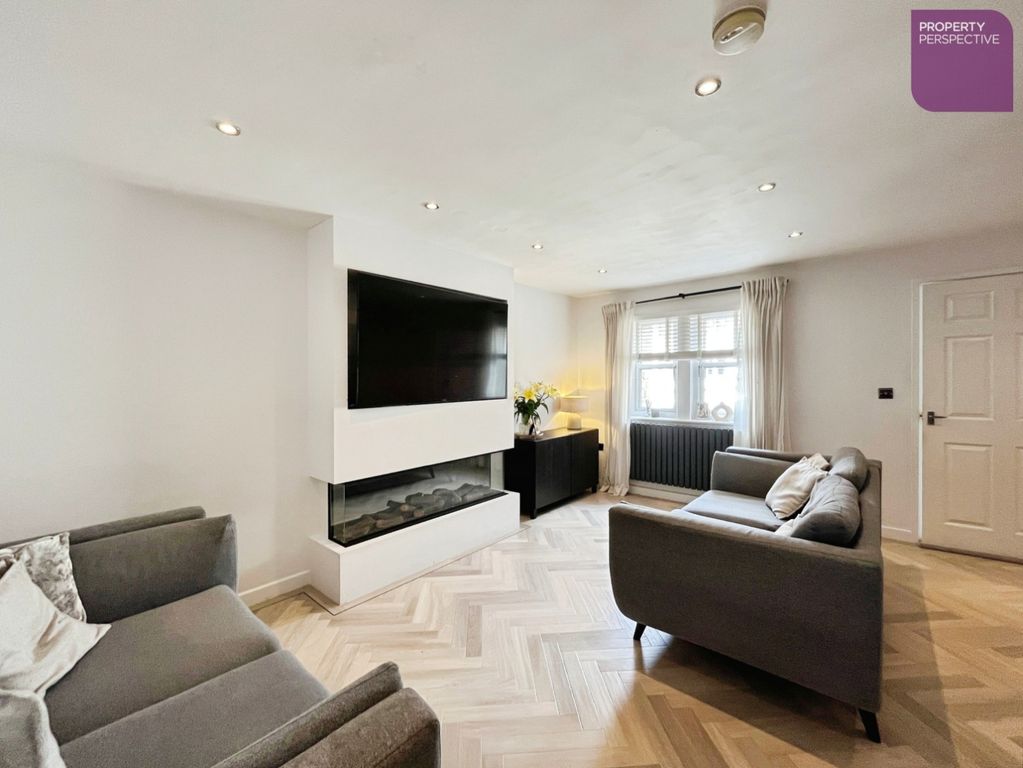 Property photo 2 of 18 Lounge
