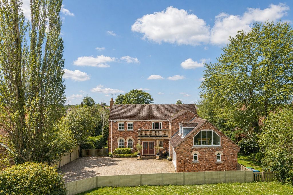 Property photo 2 of 33