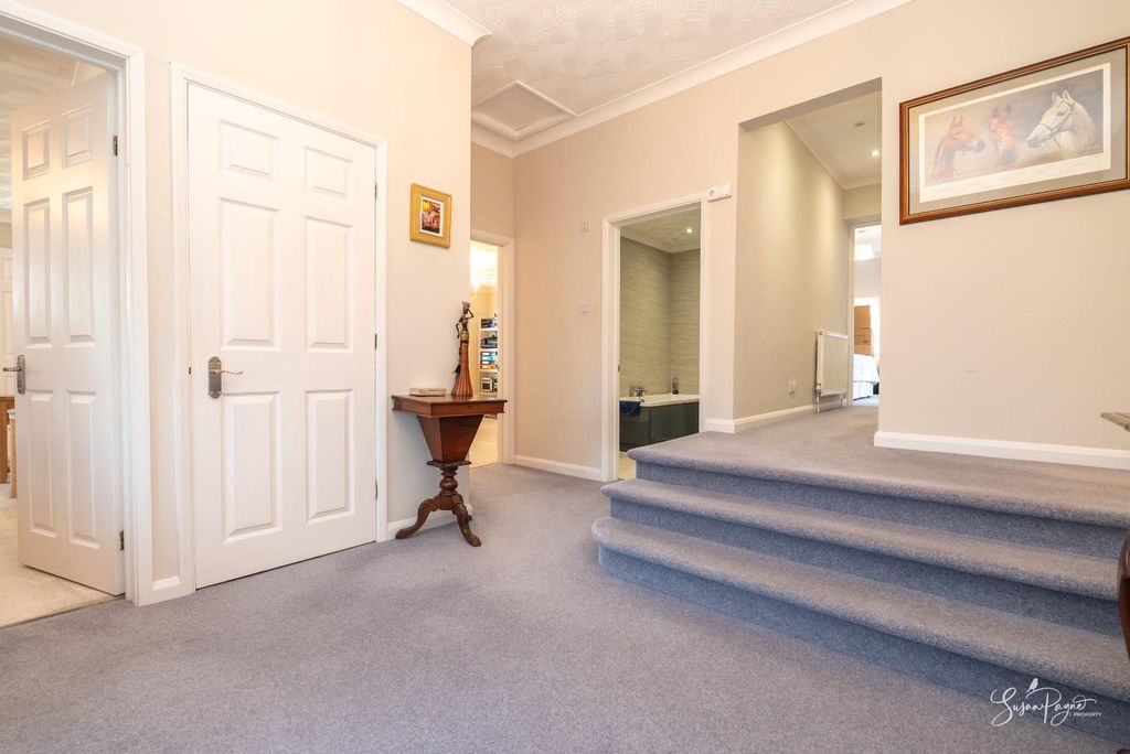 Property photo 3 of 33 Porch &amp; Entrance Hall