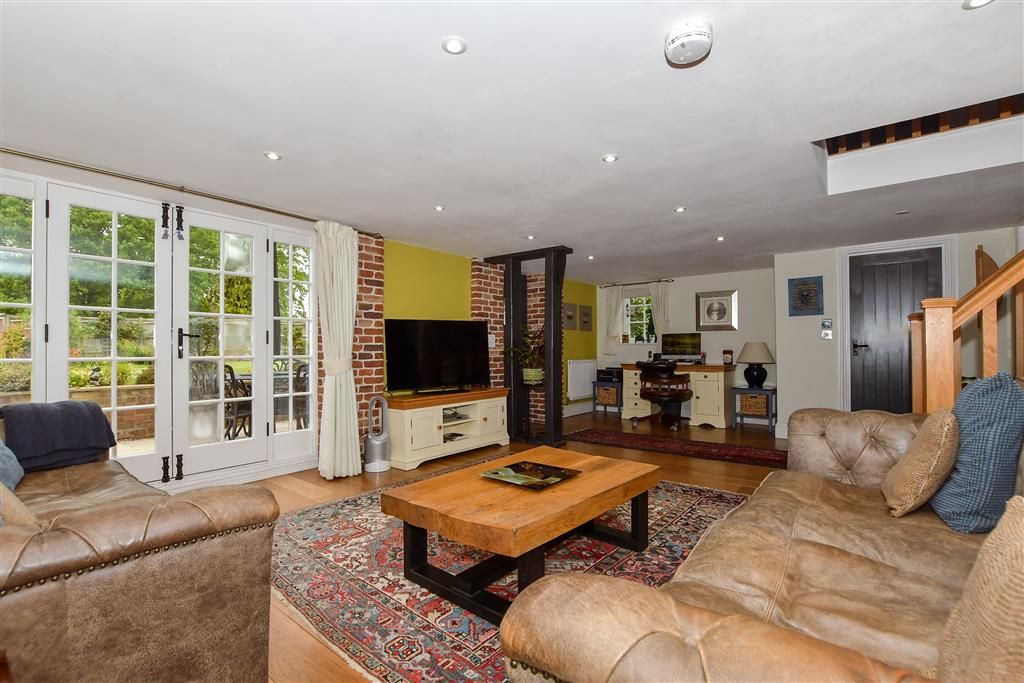 Property photo 3 of 18 Lounge