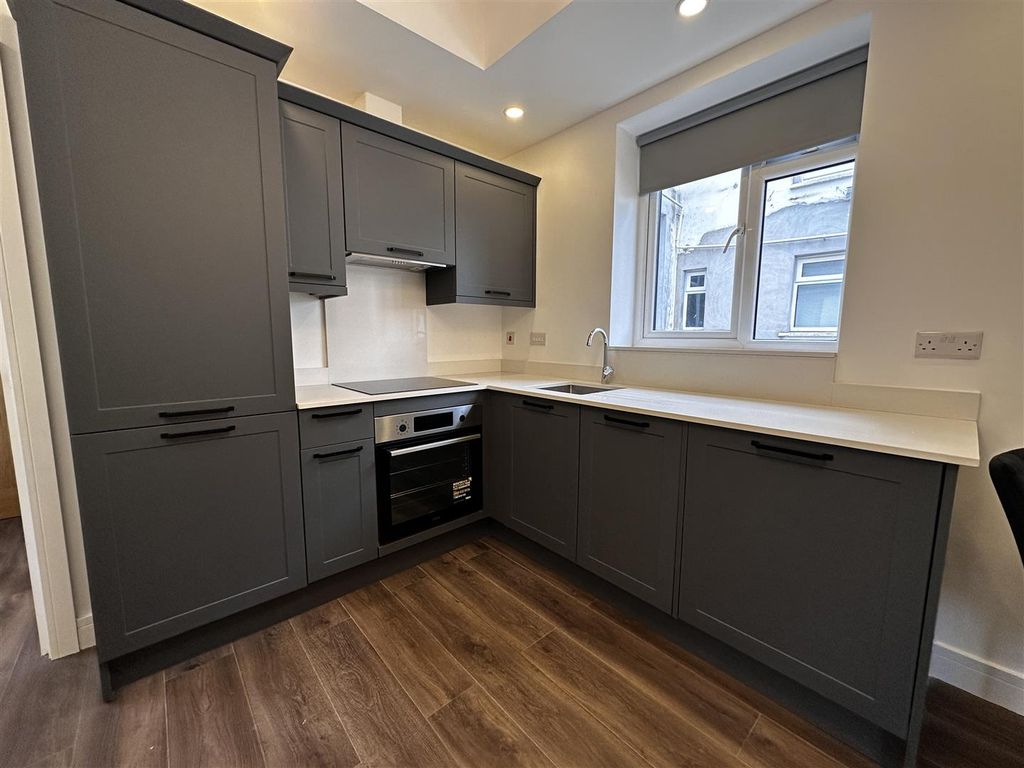 Property photo 3 of 7 Kitchen/Lounge