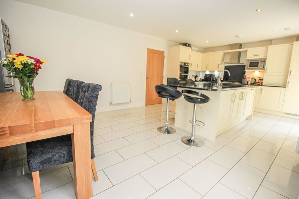 Property photo 3 of 28