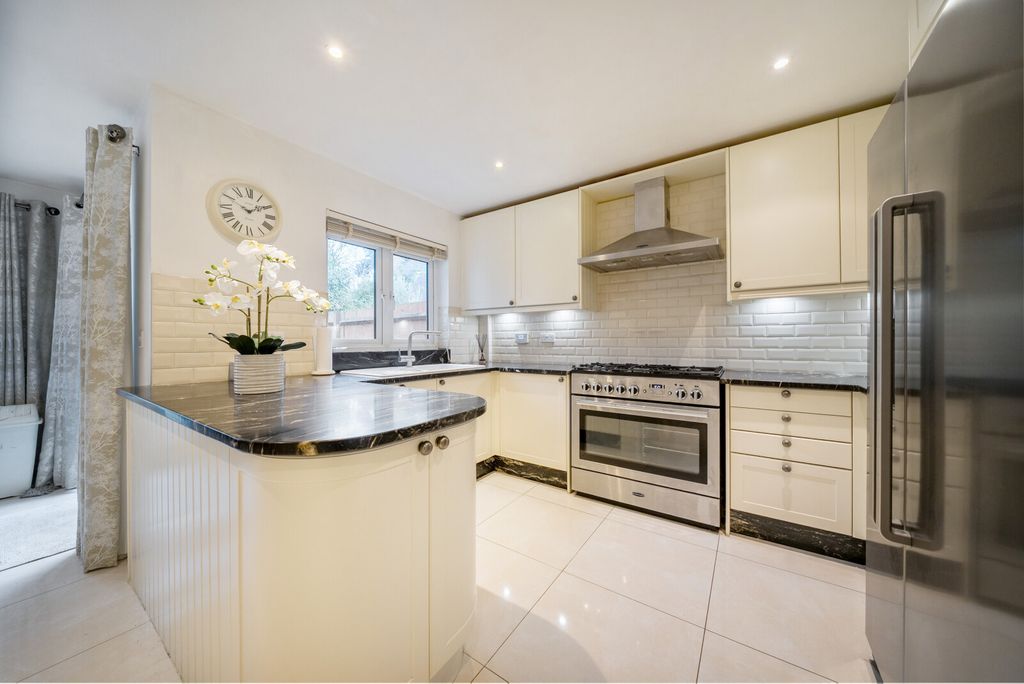 Property photo 2 of 11 1387233-9-6932dab...
