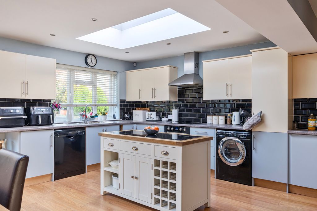 Property photo 3 of 16 1354915-10-68Dd6453c1E5E