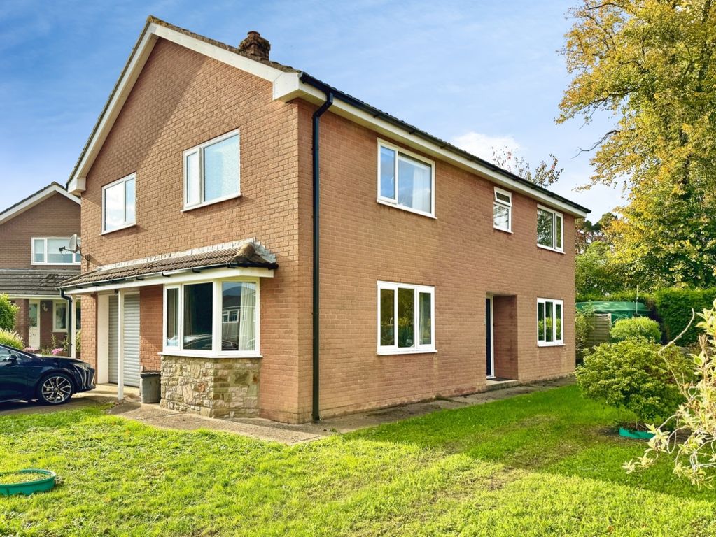 Property photo 1 of 20 Larkhill Close