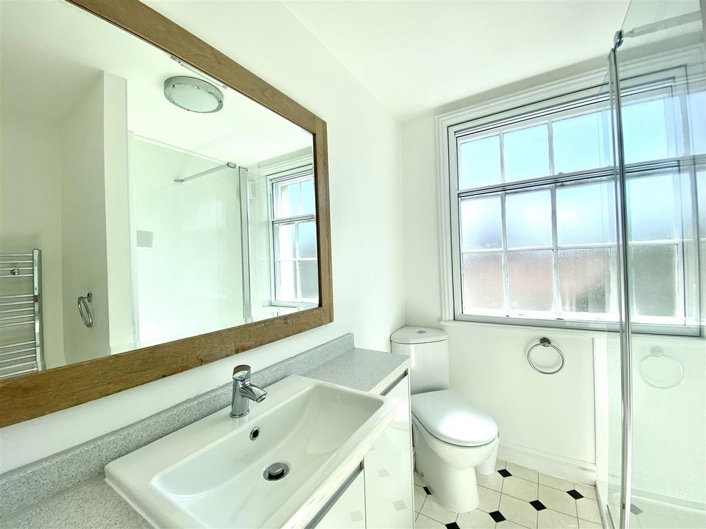 Property photo 3 of 7 Bathroom.Jpg