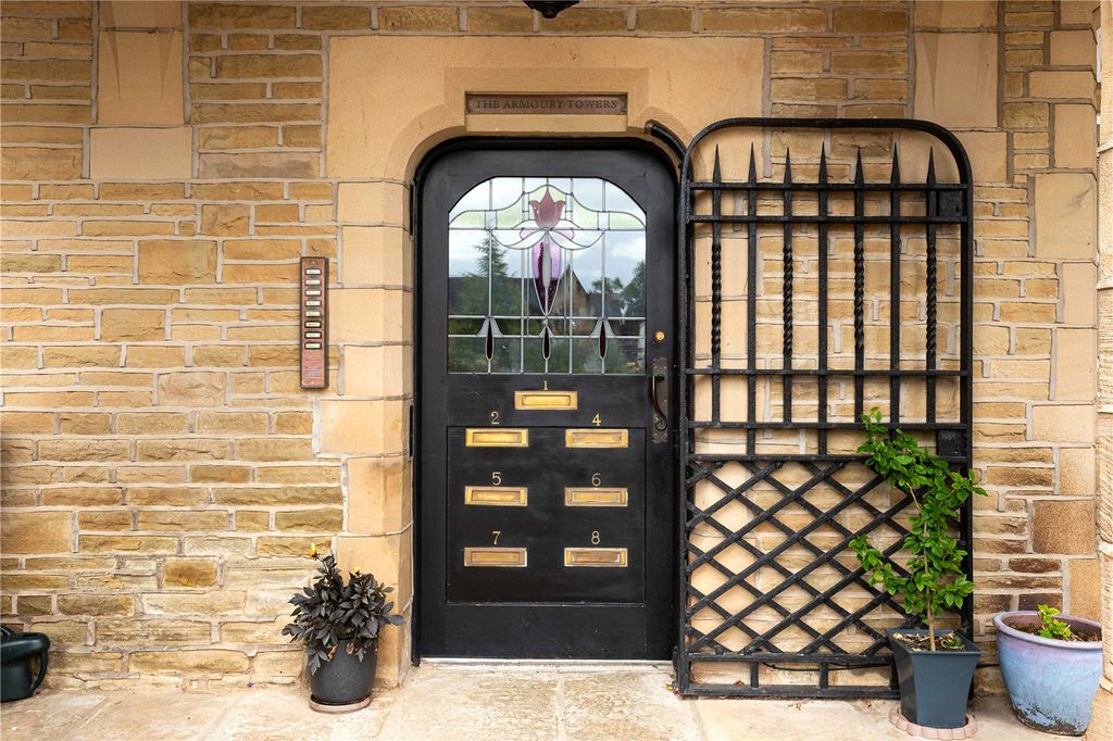 Property photo 2 of 17 Building Entrance