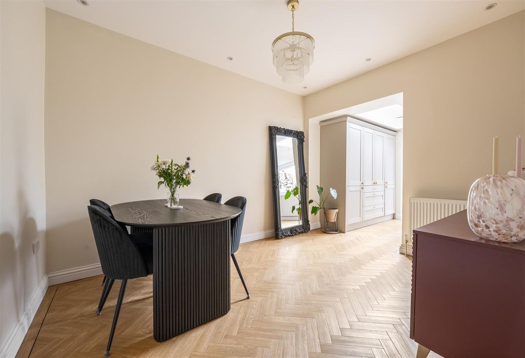 Property photo 3 of 32 Ainslie Wood Road, E4