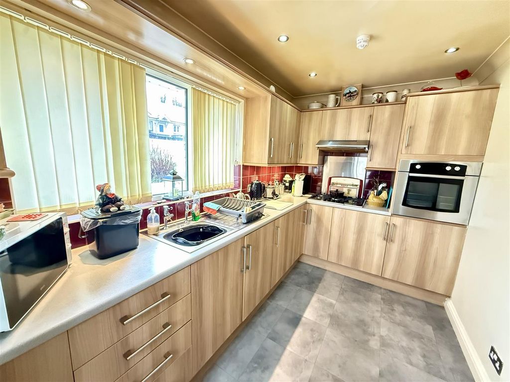 Property photo 3 of 22 Kitchen