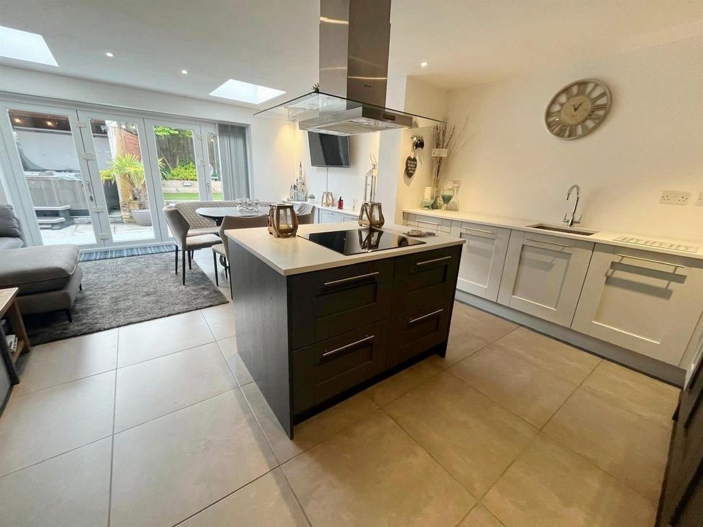 Property photo 1 of 27 Image (5).Png