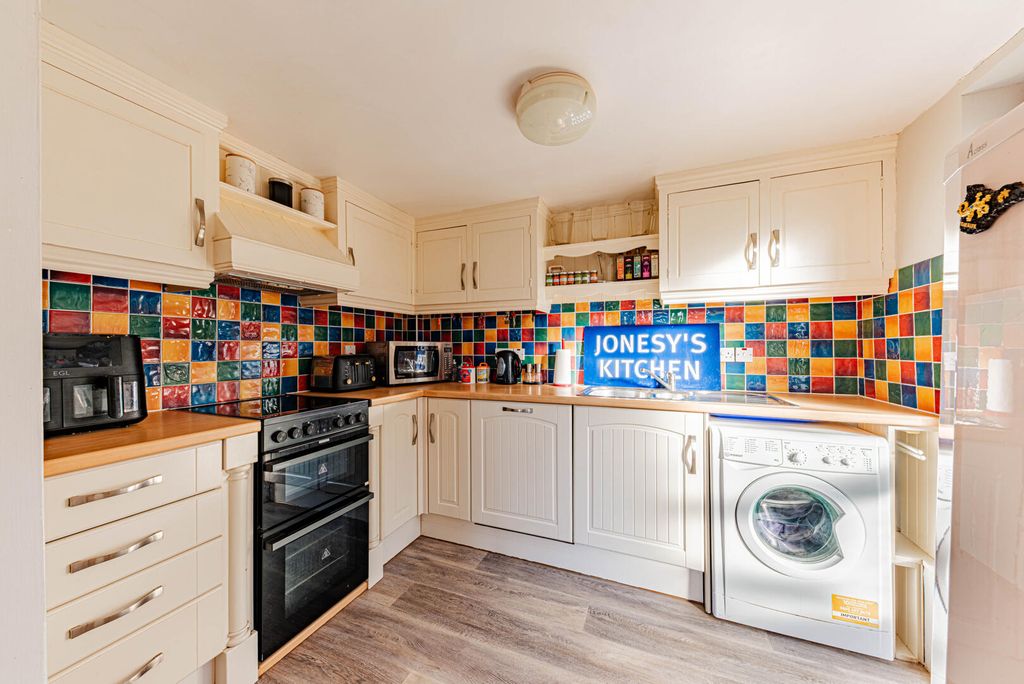 Property photo 3 of 21 Kitchen