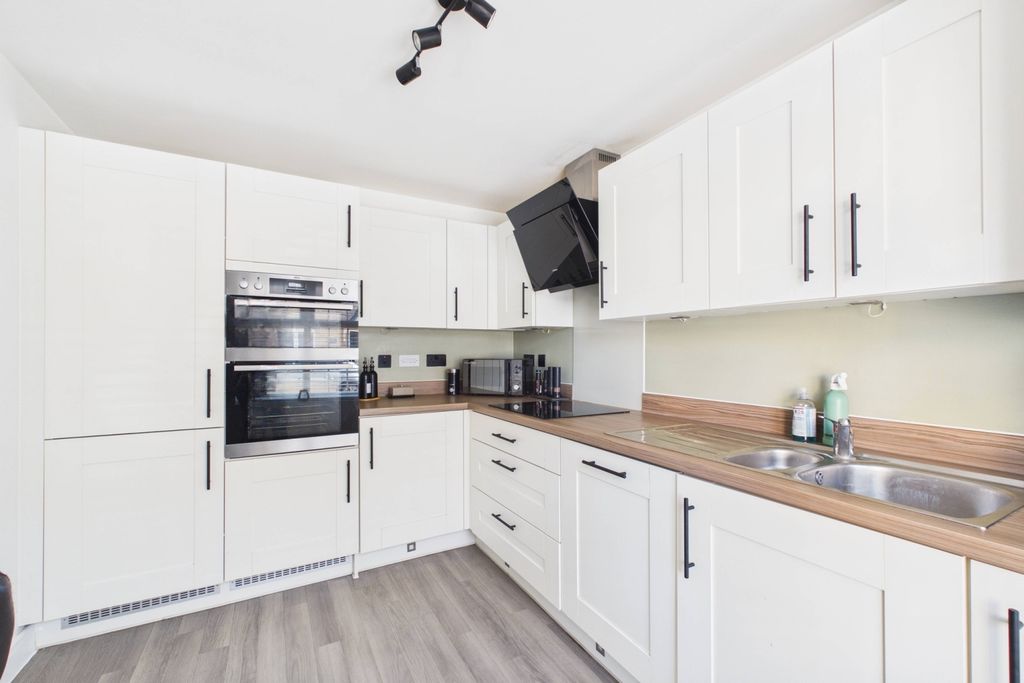 Property photo 3 of 12 Kitchen