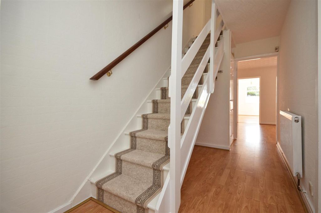 Property photo 2 of 20 Entrance Hall