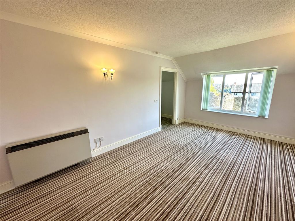 Property photo 3 of 10 Living Room