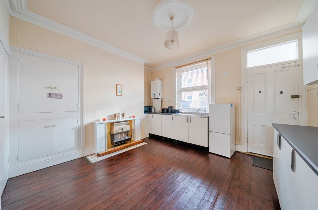 Property photo 3 of 17 Kitchen