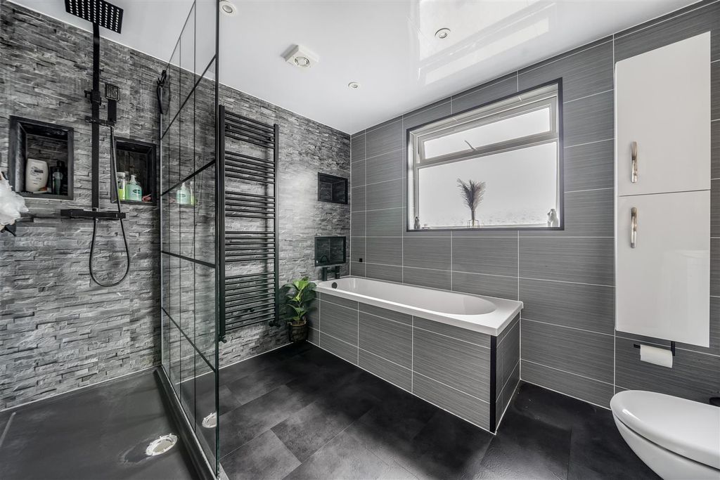 Property photo 1 of 20 Bathroom