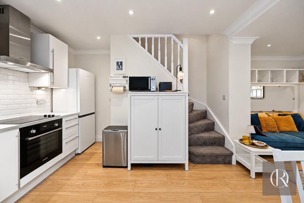 Property photo 2 of 12 Flat 1, 129 Clapham High Street Sw4 7Ss-12.Jpg