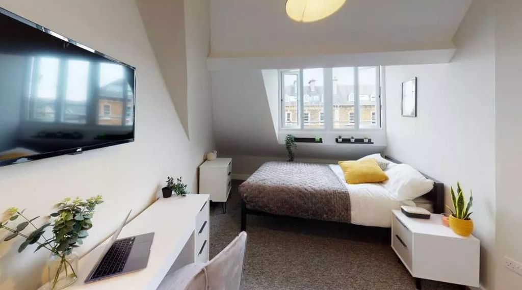 Property photo 1 of 9 A Spacious And Well-Lit Large Double Bedroom Featu...