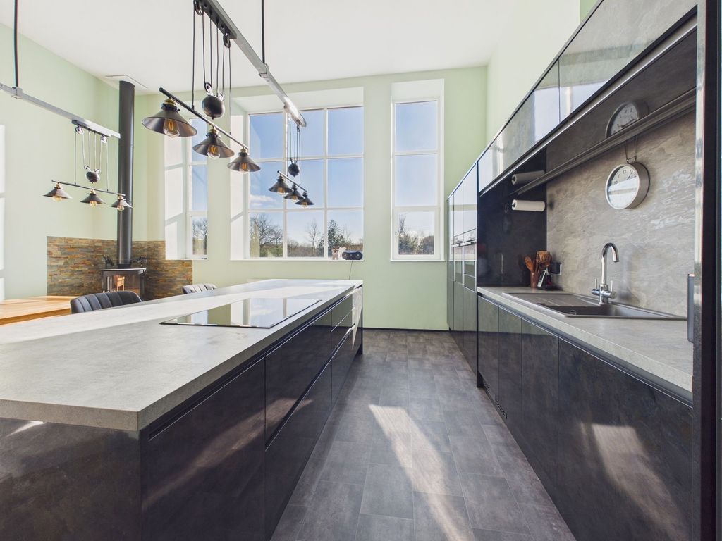 Property photo 2 of 35