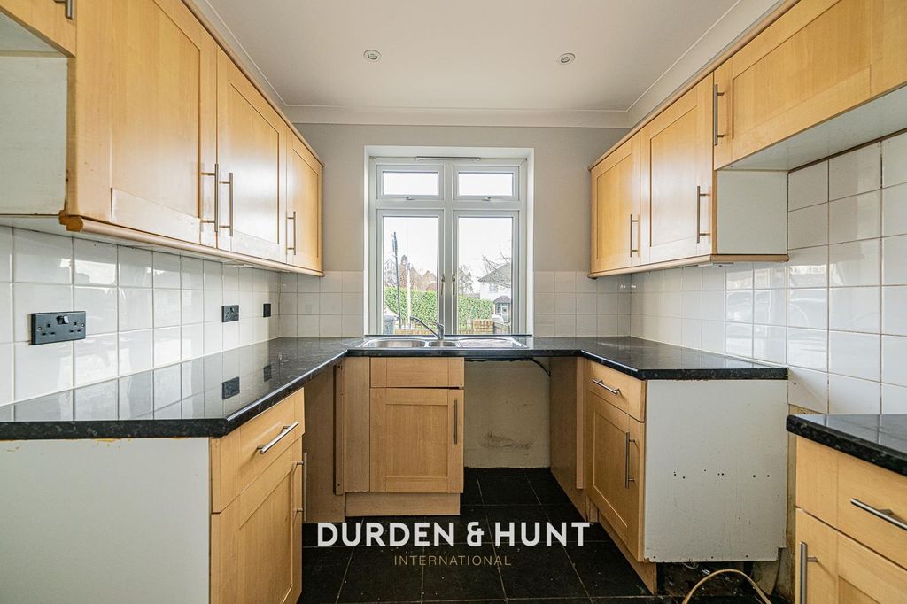 Property photo 3 of 13 Theydon-13.Jpg
