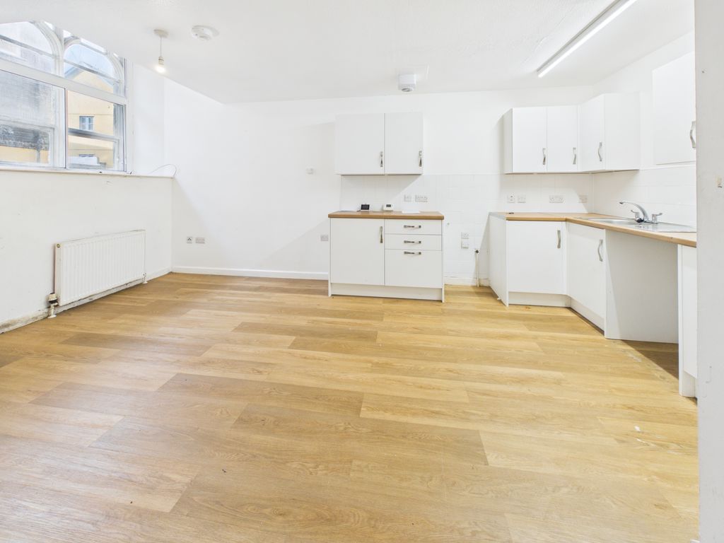 Property photo 3 of 9 Kitchen