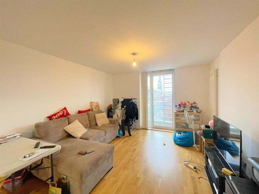 Property photo 2 of 7 Lounge / Kitchen