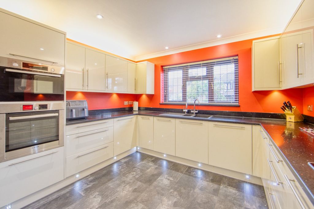 Property photo 3 of 16 Picture 3