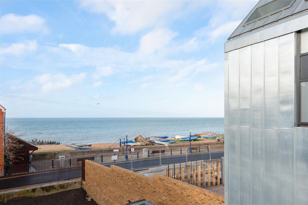 Property photo 2 of 31 Sea Street, Whitstable