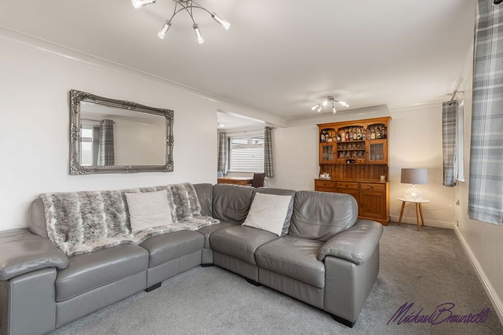 Property photo 2 of 28